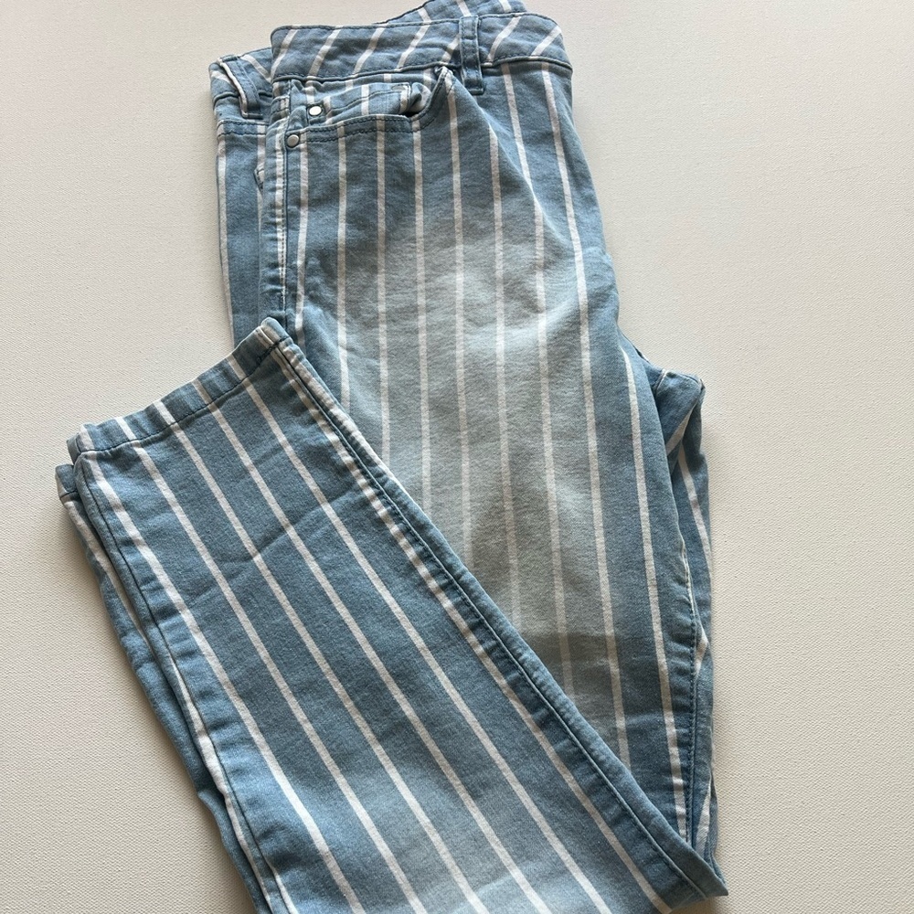 EUC Women's d. Jeans Pin Stripe 26/26 Distressed (A)
